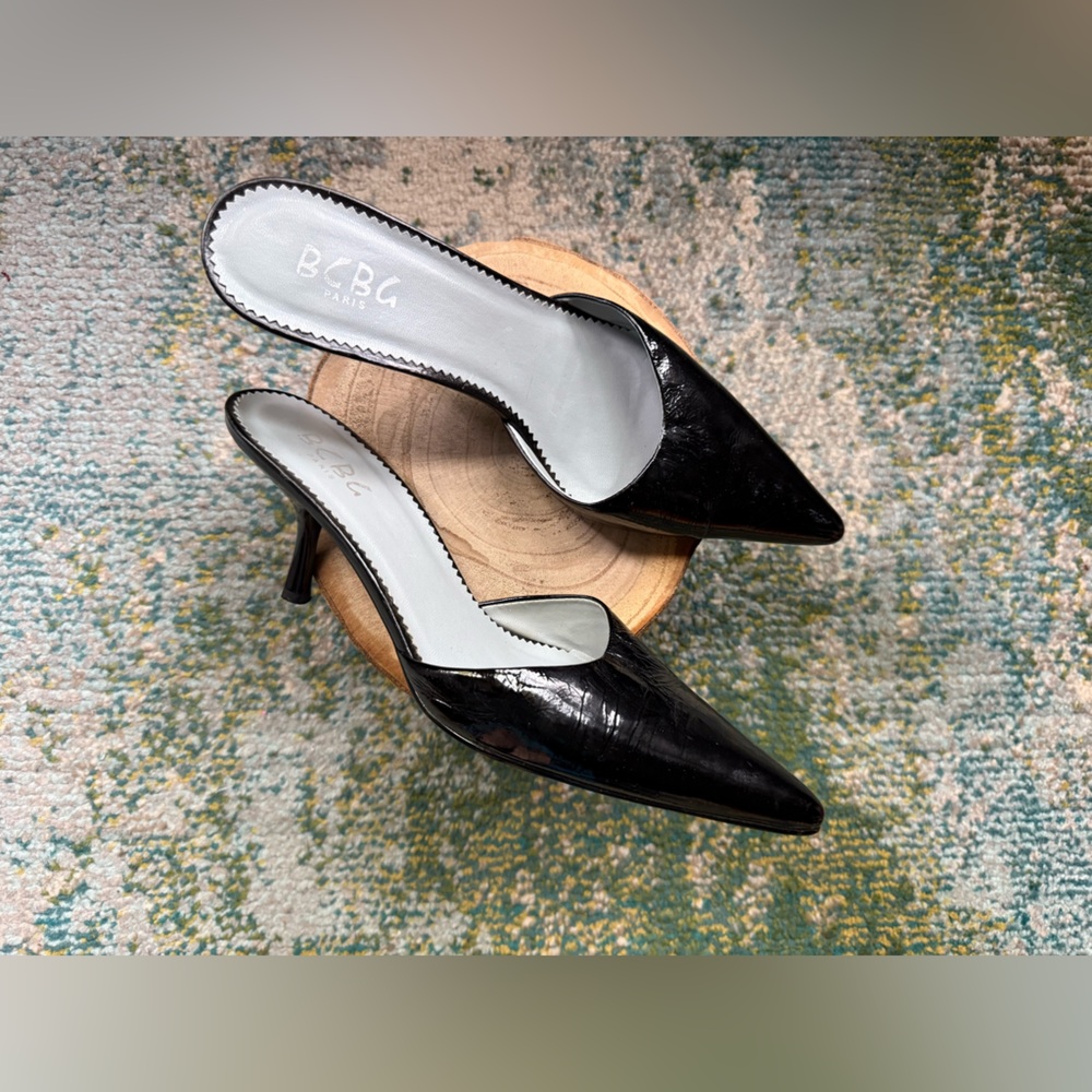 Vintage 90s BCBG Paris black patent slip on mules, size 8.5M